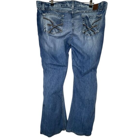 BKE Medium Wash Mid-Rise Boot Cut Denim Jeans With Some Wear On Hems - Picture 5 of 6